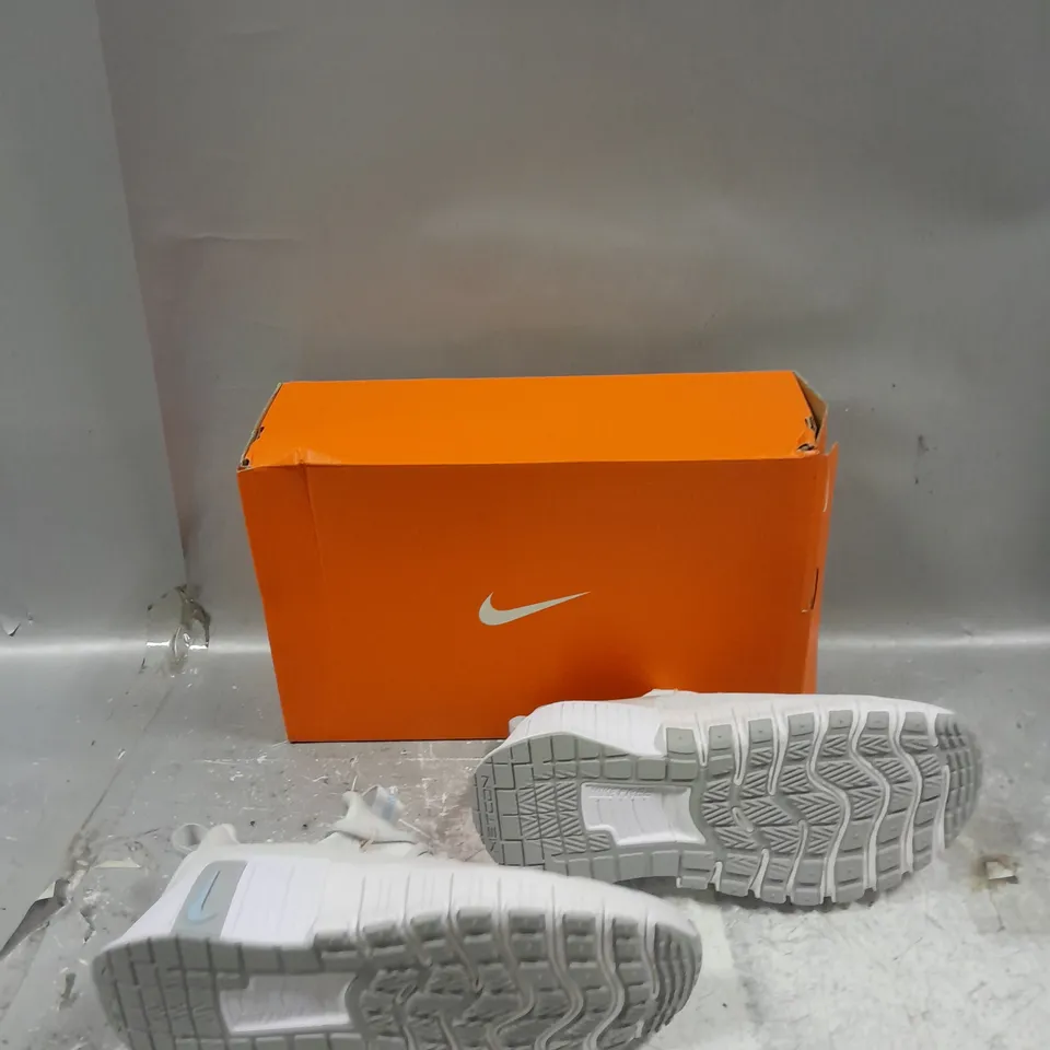 BOXED PAIR OF NIKE WOMENS METCON 6 SILVER UK 5.5