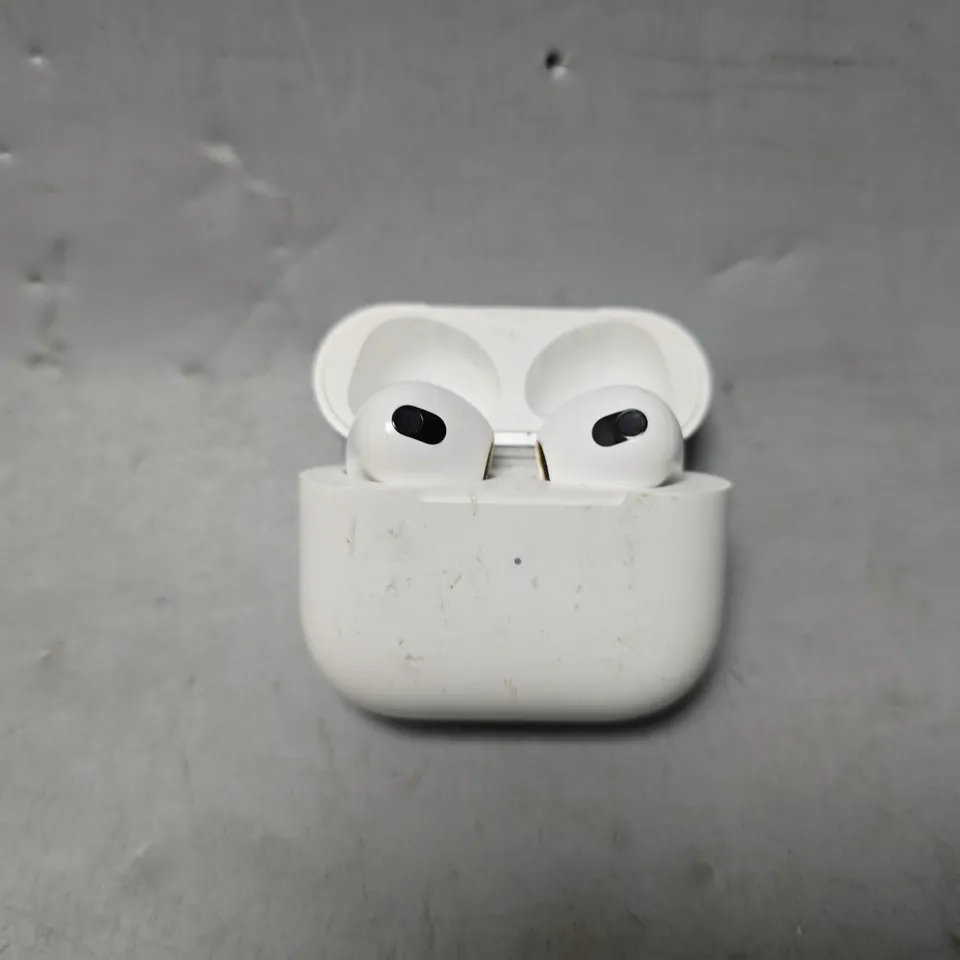APPLE AIRPODS WITH CHARGING CASE - A2566 