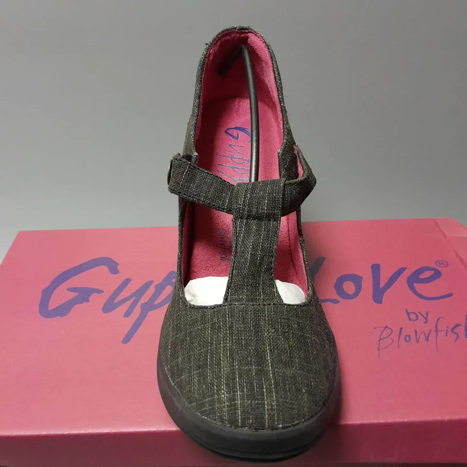 5 BOXED GUPPY LOVE BY BLOWFISH WOMENS CASUAL RAISED HEEL SHOES IN GREY/BLACK - US 9