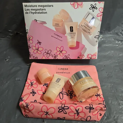 BOXED CLINIQUE X DRAWBERTSON MOISTURE MEGASTARS