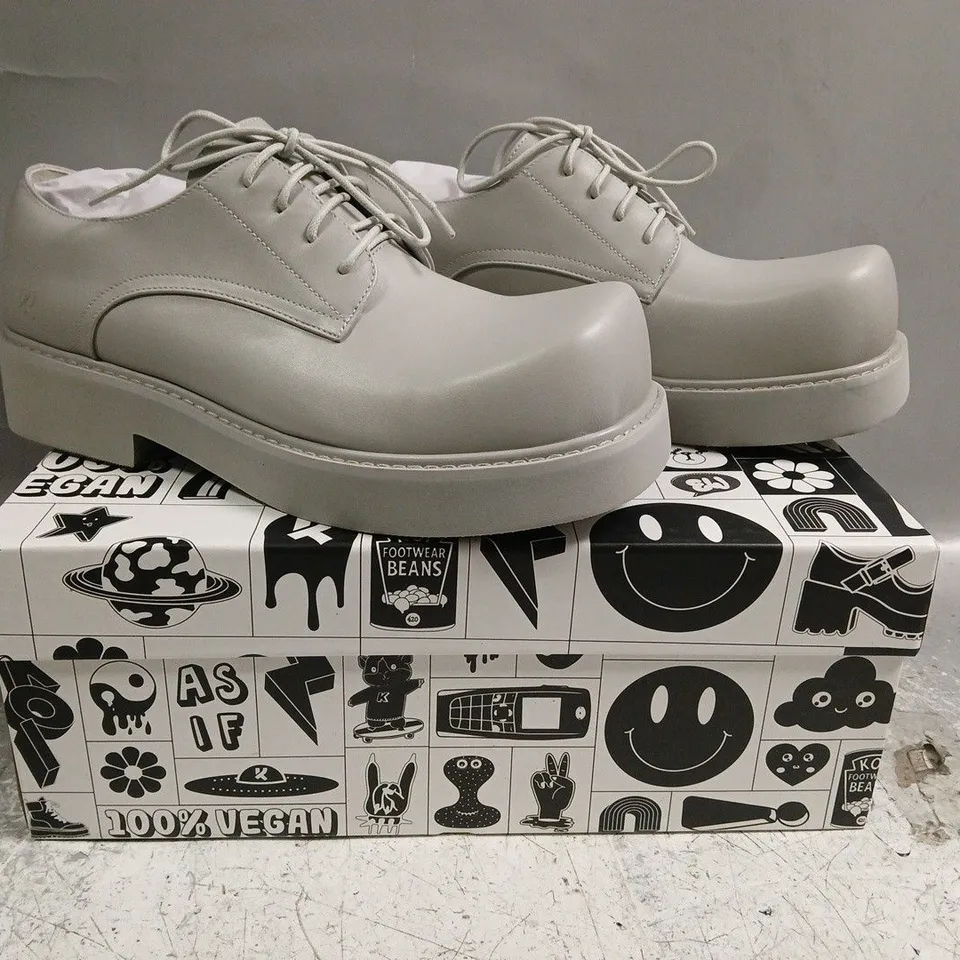 BOXED PAIR OF KOI 400% OVERSIZED MEN'S DERBY SHOES IN GREY SIZE UK 9