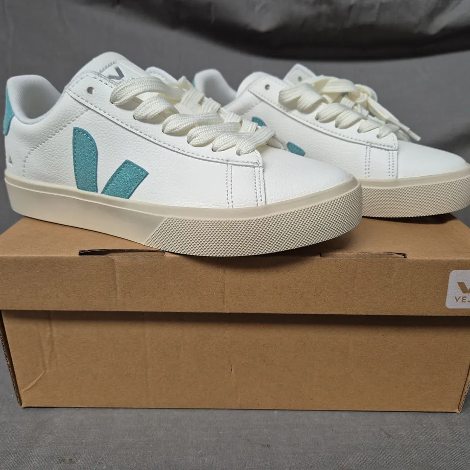 BOXED PAIR OF VEJA SHOES IN WHITE/GREEN UK SIZE 5