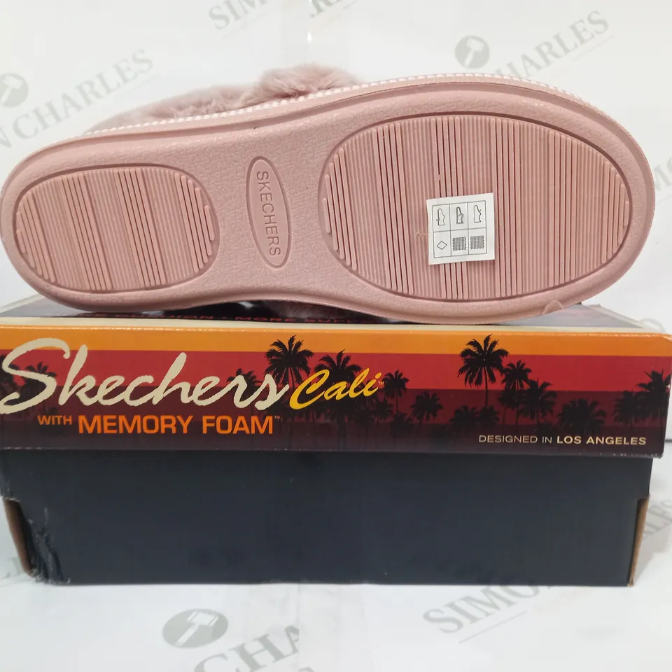 BOXED PAIR OF SKECHERS CALI FAUX FUR LINED SLIPPERS IN BLUSH COLOUR UK SIZE 4