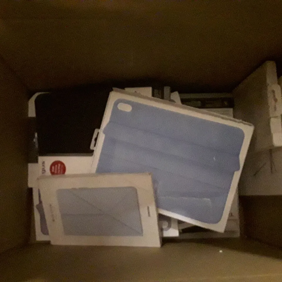 BOX OF APPROXIMATELY 16 TECH ACCESSORIES INCLUDING; IPAD AIR SMART FOLIO, SAMSUNG GALAXY TAB A9 BOOK COVER, TARGUS CLICK IN POUCE ETC