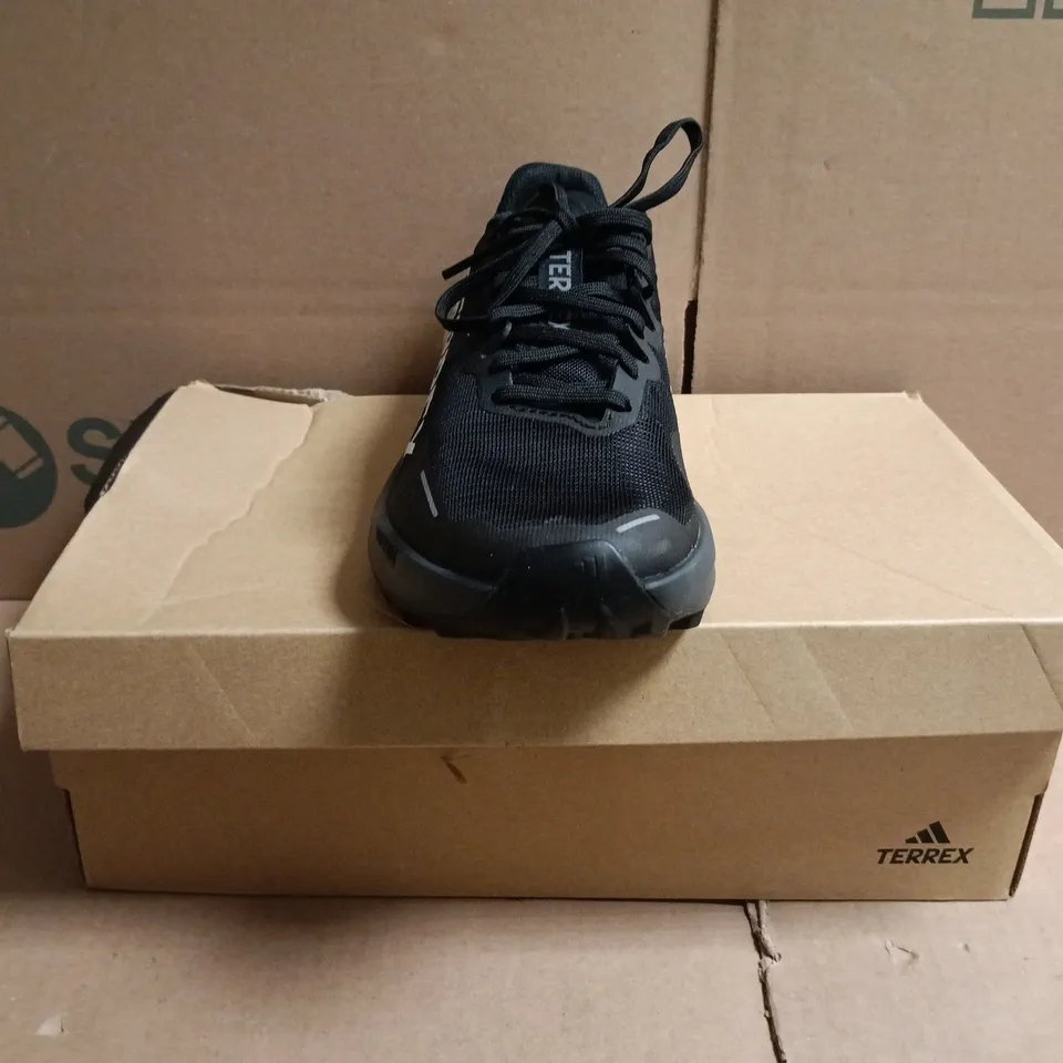 BOXED PAIR OF ADIDAS TERREX AGRAVIC 3 TRAINERS IN BLACK/WHITE SIZE UK 4