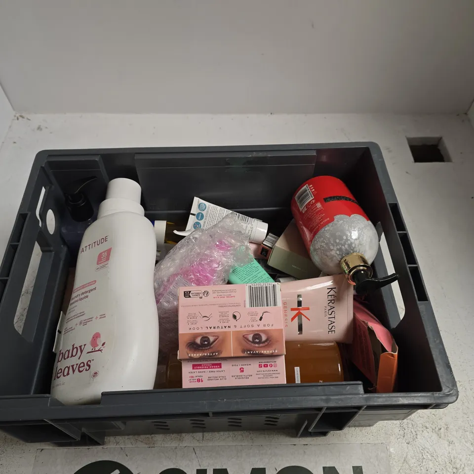 TOTE OF APPROXIMATELY 10 ASSORTED BEAUTY PRODUCTS INCLUDING BAYLIS & HARDING HAND WASH, KERASTASE CONDITIONER AND MANCAVE SHOWER GEL