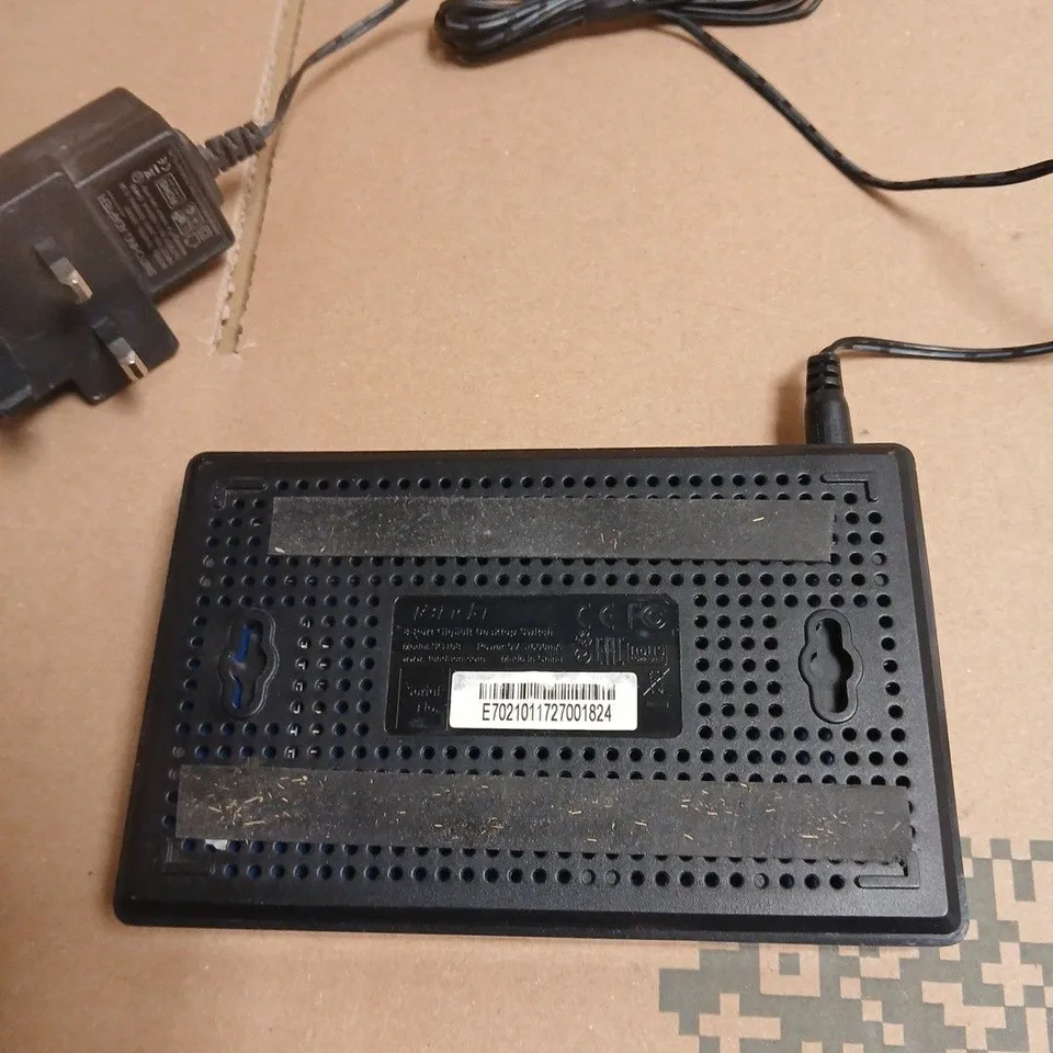 TENDA 8 PORT GIGABIT DESKTOP SWITCH WITH PLUG
