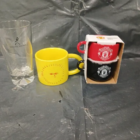 APPROXIMATELY 10 ASSORTED MUGS AND GLASSES TO INCLUDE MANCHESTER UNITED AND JOHNNIE WALKER