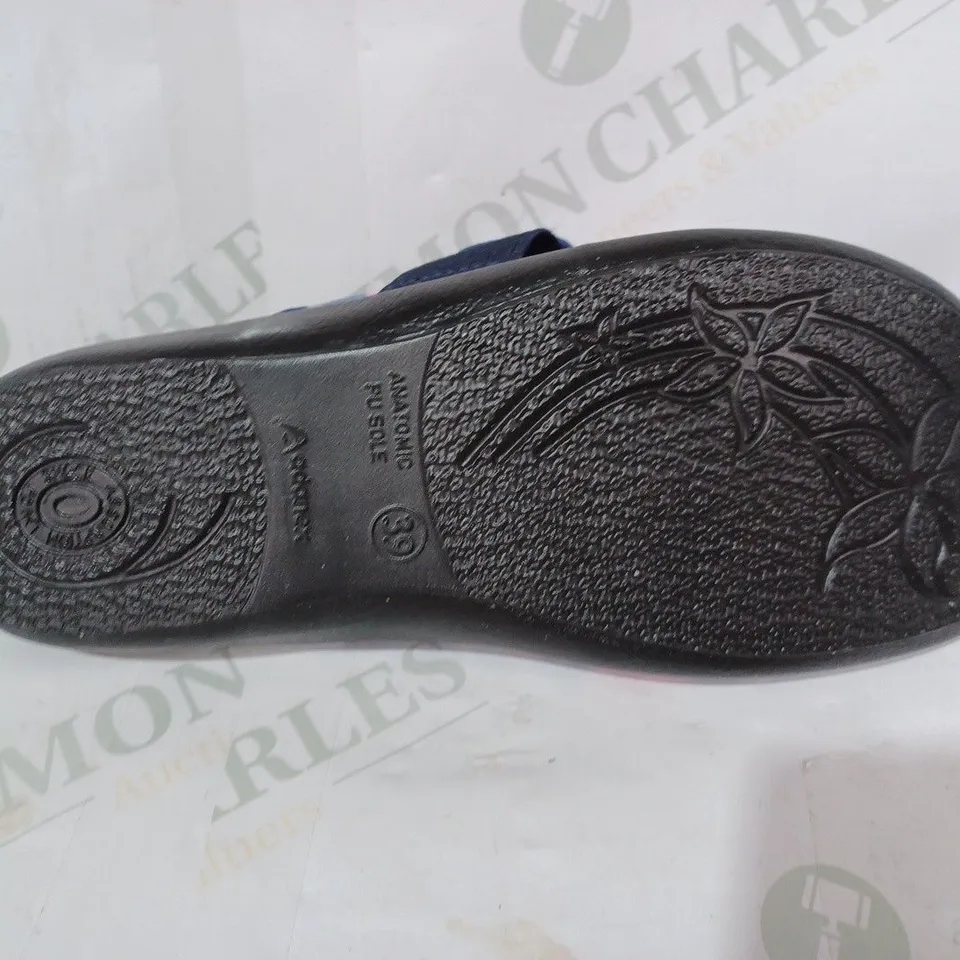 BOXED PAIR OF PAVERS OPEN TOE FABRIC SANDALS IN NAVY W. FLORAL DESIGN EU 39