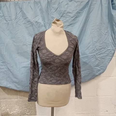 URBAN OUTFITTERS GREY FLORAL LACE V-NECK LONG-SLEEVE TOP – WOMEN'S