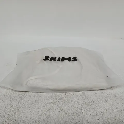 SKIMS JERSEY LOUNGE STRAIGHT LET PENT CHALK LEATHER SMALL