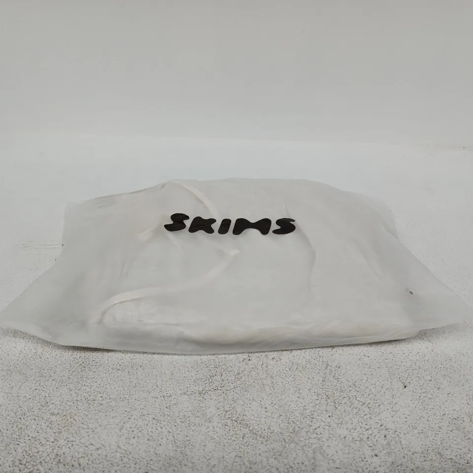SKIMS JERSEY LOUNGE STRAIGHT LET PENT CHALK LEATHER SMALL