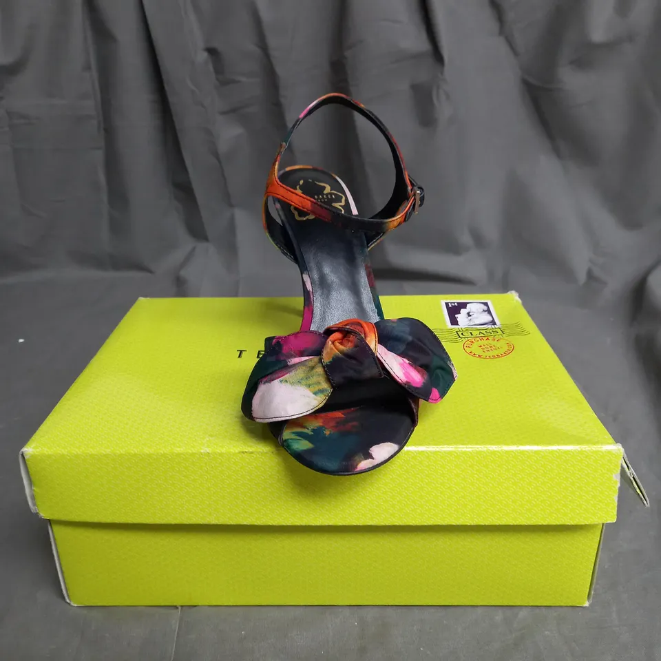 BOXED PAIR OF TED BAKER LONDON ART PRINT HEELED BOW SANDALS SIZE 6