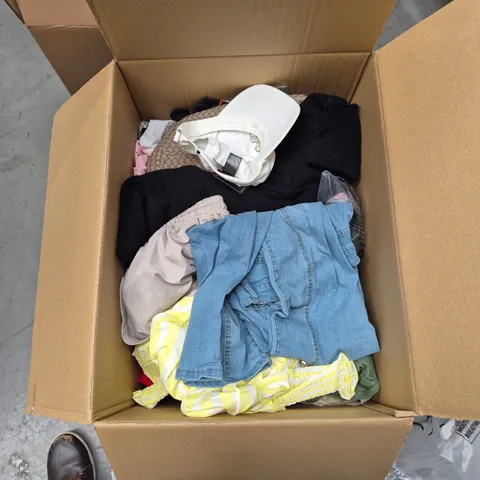 BOX OF APPROXIMATELY 25 ASSORTED CLOTHING ITEMS IN VARIOUS SIZES, COLOURS AND STYLES