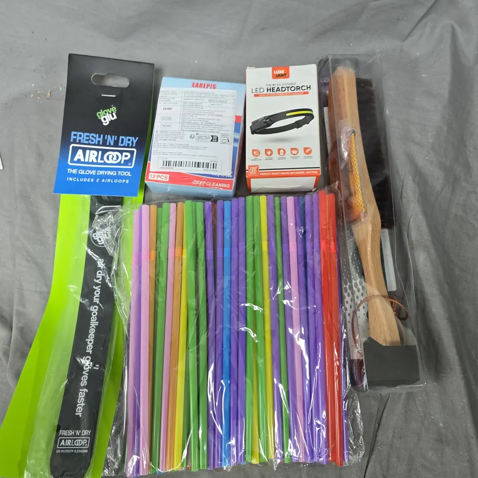 APPROXIMATELY 20 ASSORTED HOUSEHOLD ITEMS TO INCLUDE PLASTIC STRAWS, CLEANING BRUSH, GLOVE DRYER ETC