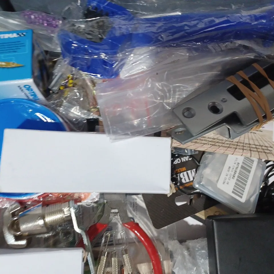 APPROXIMATELY 15 ASSORTED HOUSEHOLD ITEMS TO INCLUDE DOUGH/FOOD SCRAPER AND CUTTER, GLASS CUTTER, SIDE PULLER BEAD KIT, ETC