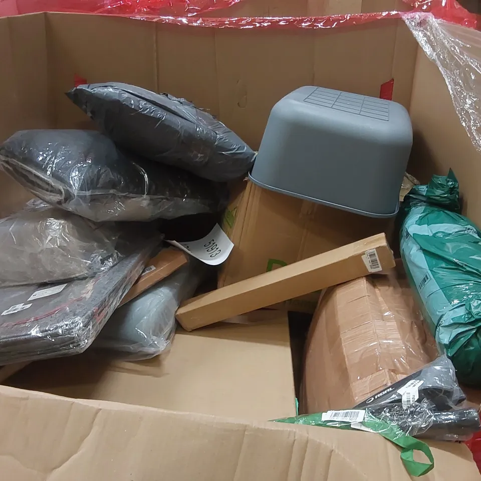 PALLET OF ASSORTED ITEMS INCLUDING: LUVDBABY BABY HIKING BACKPACK, PLAYPEN, OVEN AIR FRYER, LIGHT ECT