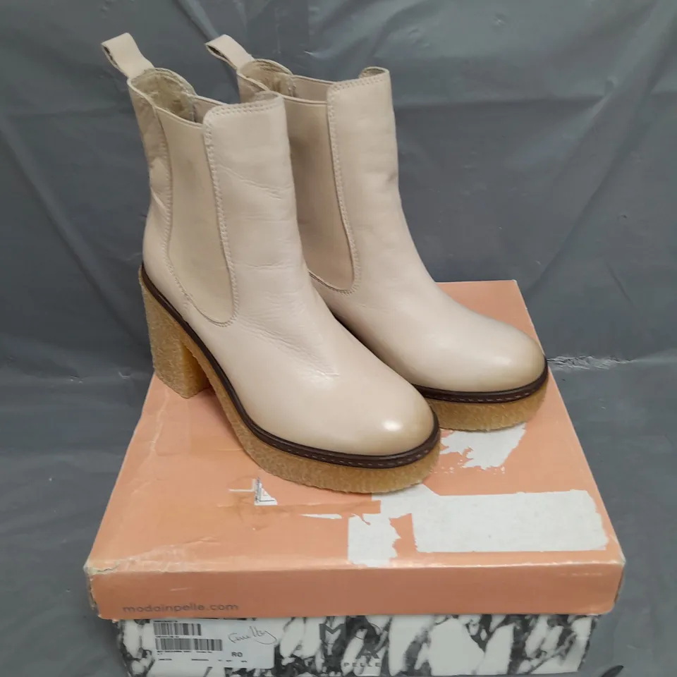 BOXED PAIR OF MODA BREEANNA CREAM BOOTS - SIZE UNSPECIFIED 