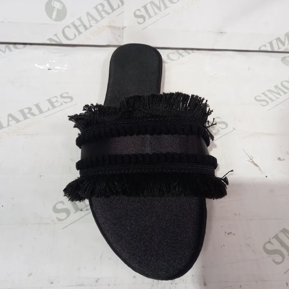 PAIR OF DESIGNER OPEN TOE SANDALS IN BLACK EU SIZE 42