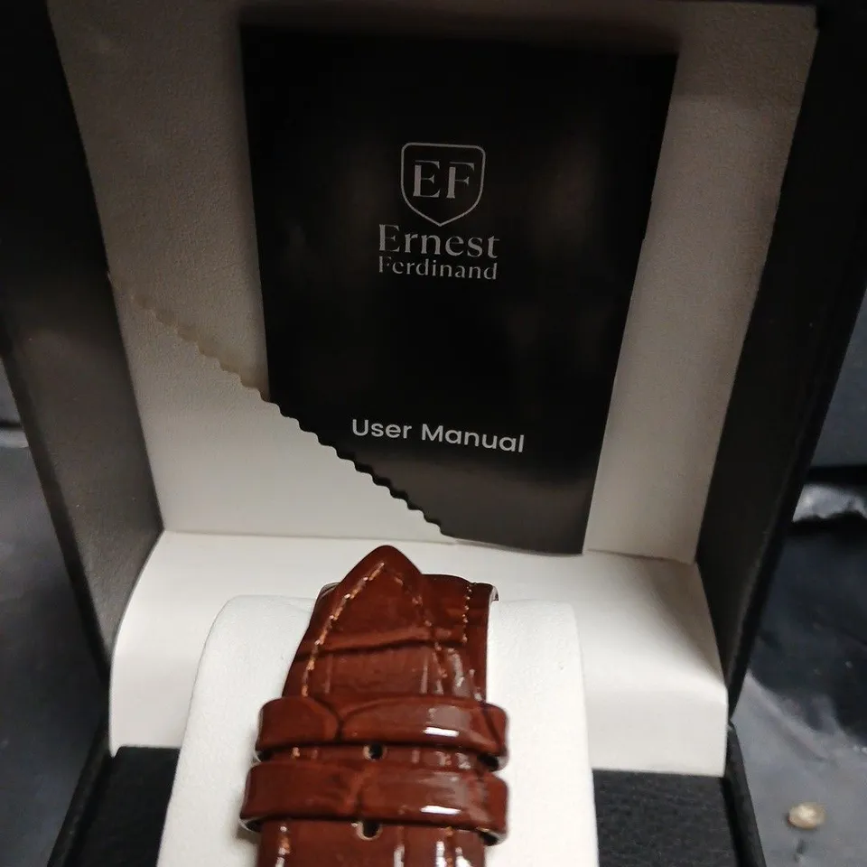 ERNEST FERDINAND QUARTZ WRISTWATCH – GOLD TONE CASE, BROWN CROC-PATTERN LEATHER STRAP 