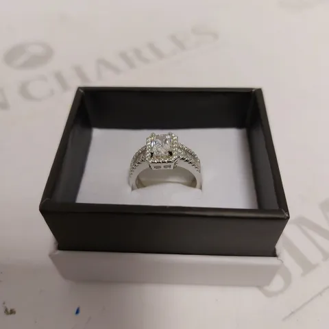 CLARO JEWELS SQUARE SILVER SPARKLE STONE RING