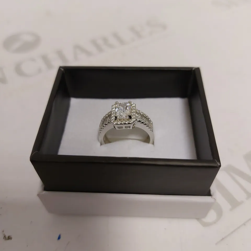 CLARO JEWELS SQUARE SILVER SPARKLE STONE RING	