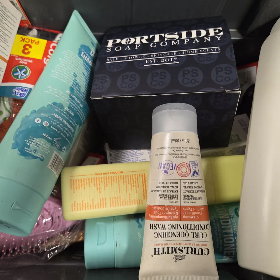 APPROXIMATELY 15 ASSORTED HEALTH & BEAUTY ITEMS TO INCLUDE - BYOMA CREAMY JELLY CLEANSER , GIVE ME SHAMPOO , DOVE HYDRATE BODY WASH ETC
