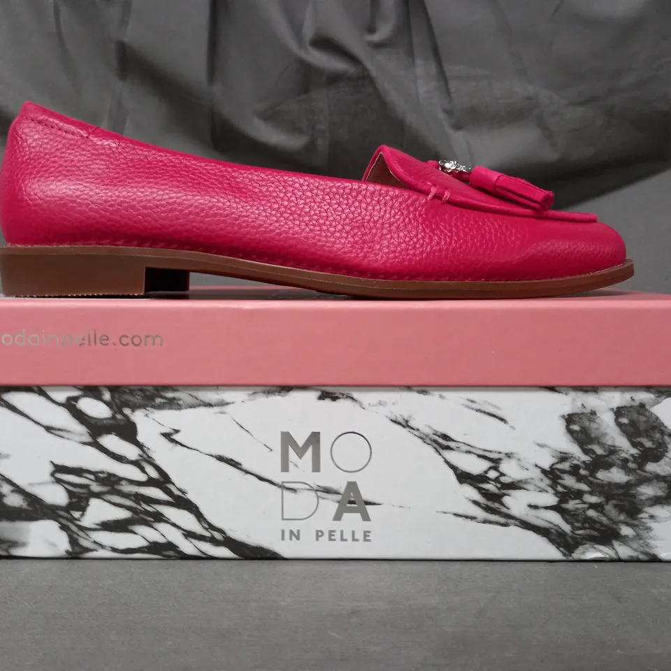BOXED PAIR OF MODA IN PELLE EMMAROSE TASSEL TRIM LOAFERS IN RASPBERRY EU SIZE 40