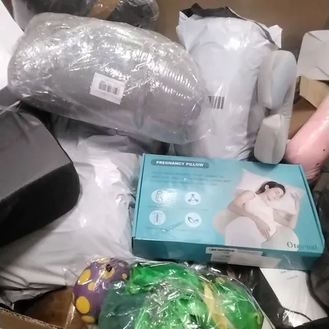 A PALLET CONTAINING A LARGE QUANTITY OF VARIOUS PILLOWS ETC