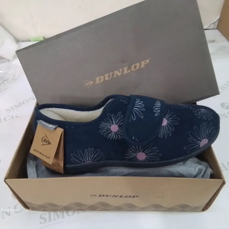 BOXED PAIR OF DUNLOP SLIPPERS.