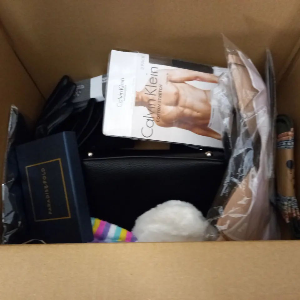 LOT OF ASSORTED CLOTHING ACCESSORIES TO INCLUDE BAGS, SOCKS AND HATS