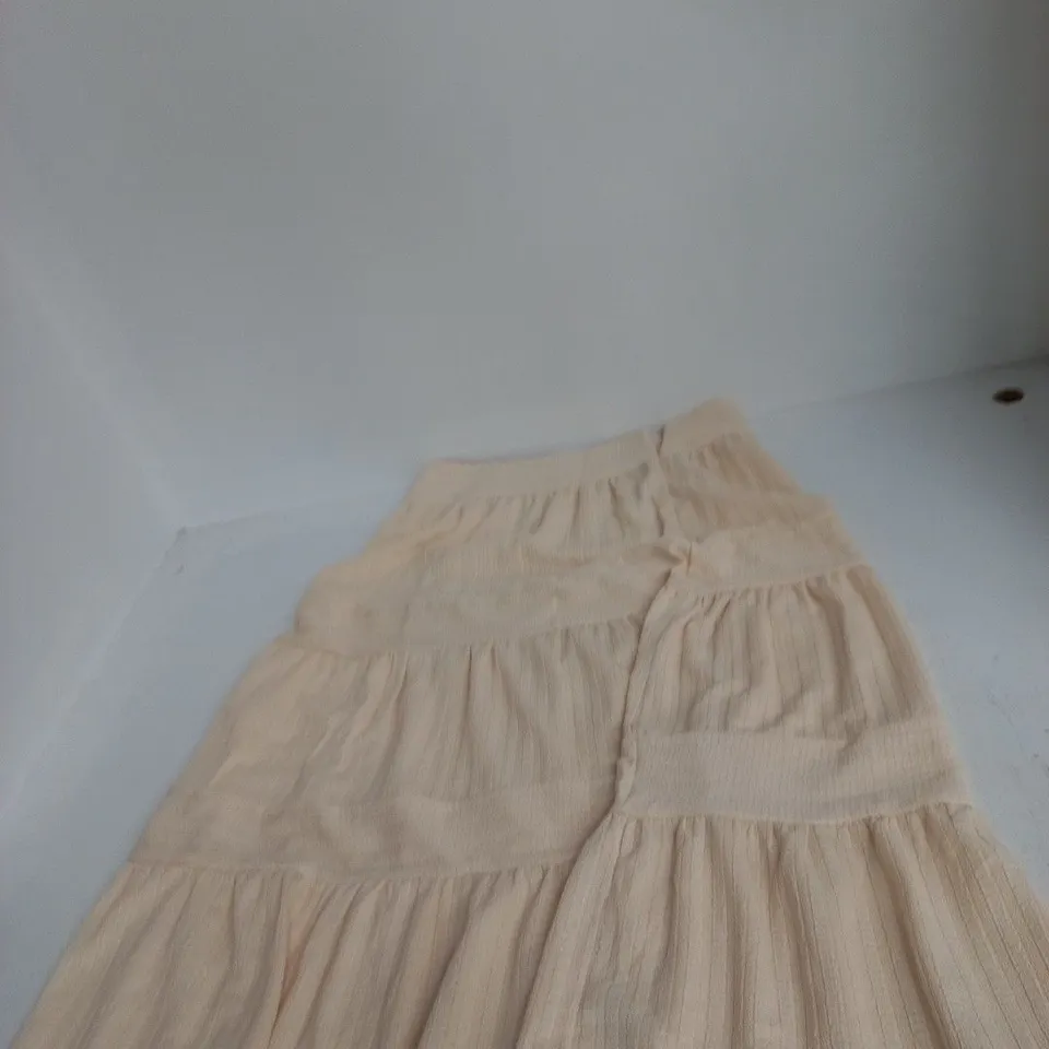 BOX OF APPROXIMATELY 20 ASSORTED ITEMS TO INCLUDE: VERY COLLECTION SKIRT