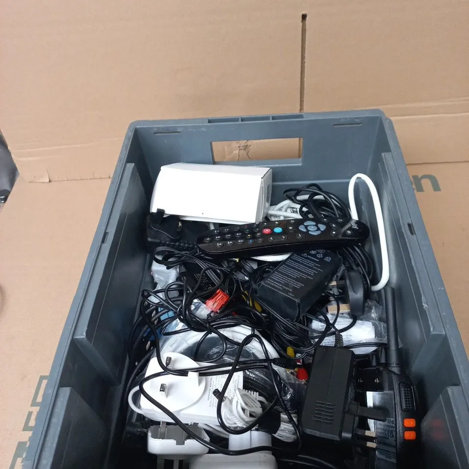 TOTE OF APPROXIMATELY 15 ASSORTED ITEMS TO INCLUDE: 130W POWER ADAPTER 