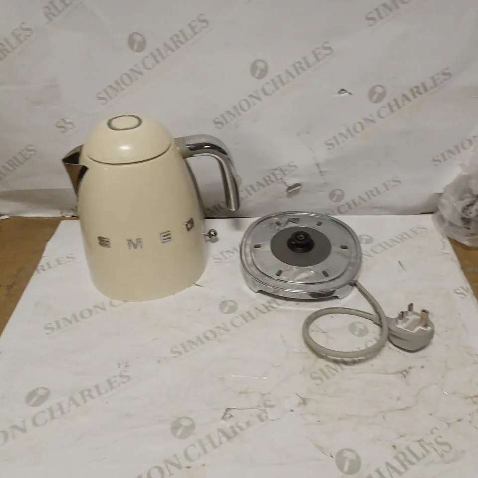 SMEG KETTLE - CREAM  RRP £149.99