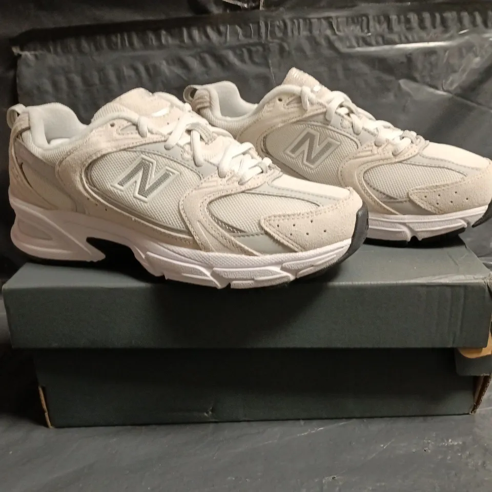 BOXED PAIR OF NEW BALANCE 530 TRAINERS IN CREAM SIZE UK 4.5