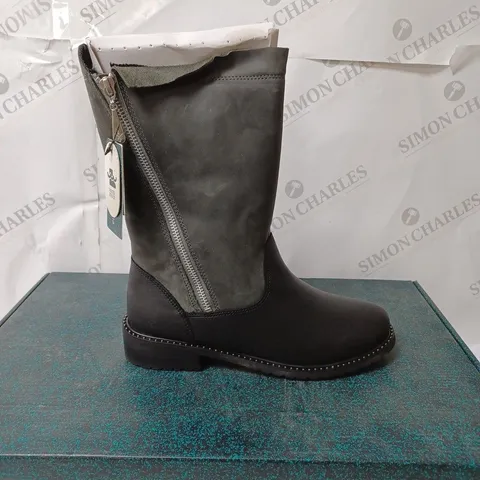 BOXED EMU EXPLORER BOOTS, BLACK/CHARCOAL - SIZE 6