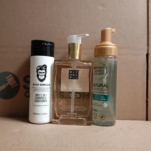 APPROXIMATELY 15 ASSORTED COSMETIC ITEMS TO INCLUDE RITUALS, SLICK GORILLA, ETC - COLLECTION ONLY