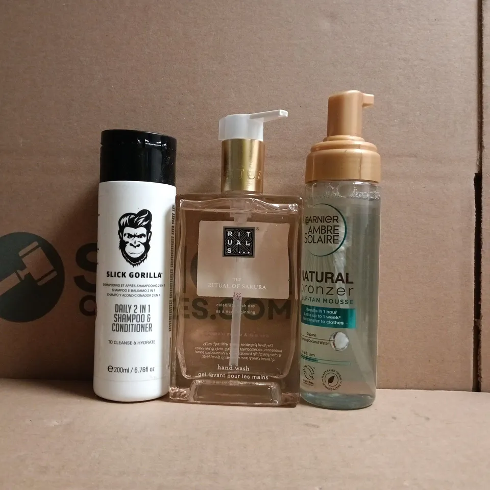 APPROXIMATELY 15 ASSORTED COSMETIC ITEMS TO INCLUDE RITUALS, SLICK GORILLA, ETC - COLLECTION ONLY