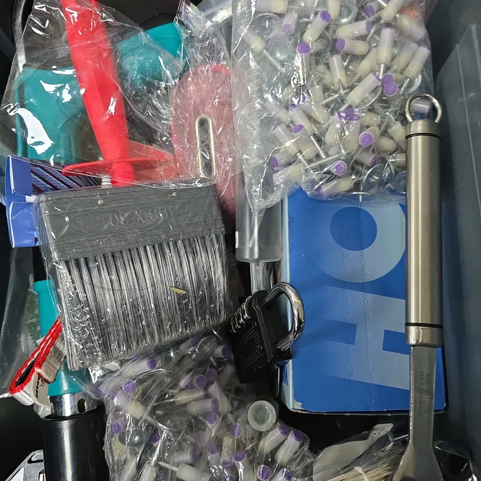 APPROXIMATELY 10 ASSORTED ITEMS TO INCLUDE - GARDEN TROWEL , CHOPPING BOARD , CAUSTIC SODA ETC