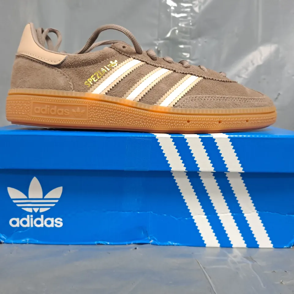 BOXED PAIR OF ADIDAS HANDBALL SPEZIAL J SHOES IN TAUPE SIZE UK 4