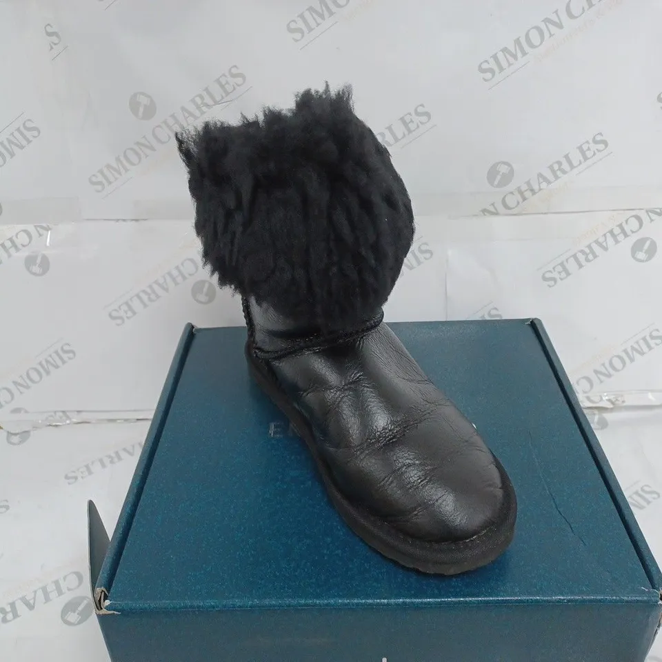 BOXED PAIR OF EMU TEDDY WURREN BOOTS IN BLACK - UK SIZE 6