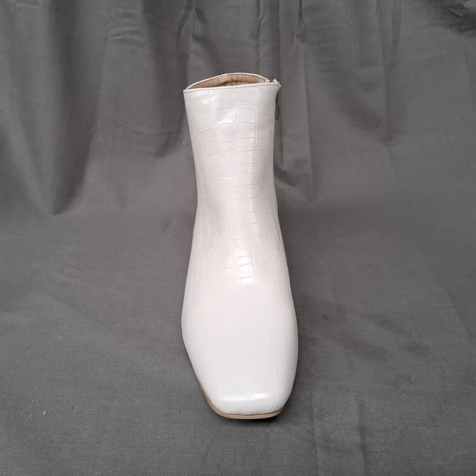 BOXED PAIR OF DESIGNER BLOCK HEEL ANKLE BOOTS IN WHITE EU SIZE 41
