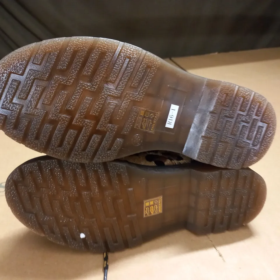 PAR OF LEOPARD SPOT BOOTS - 38