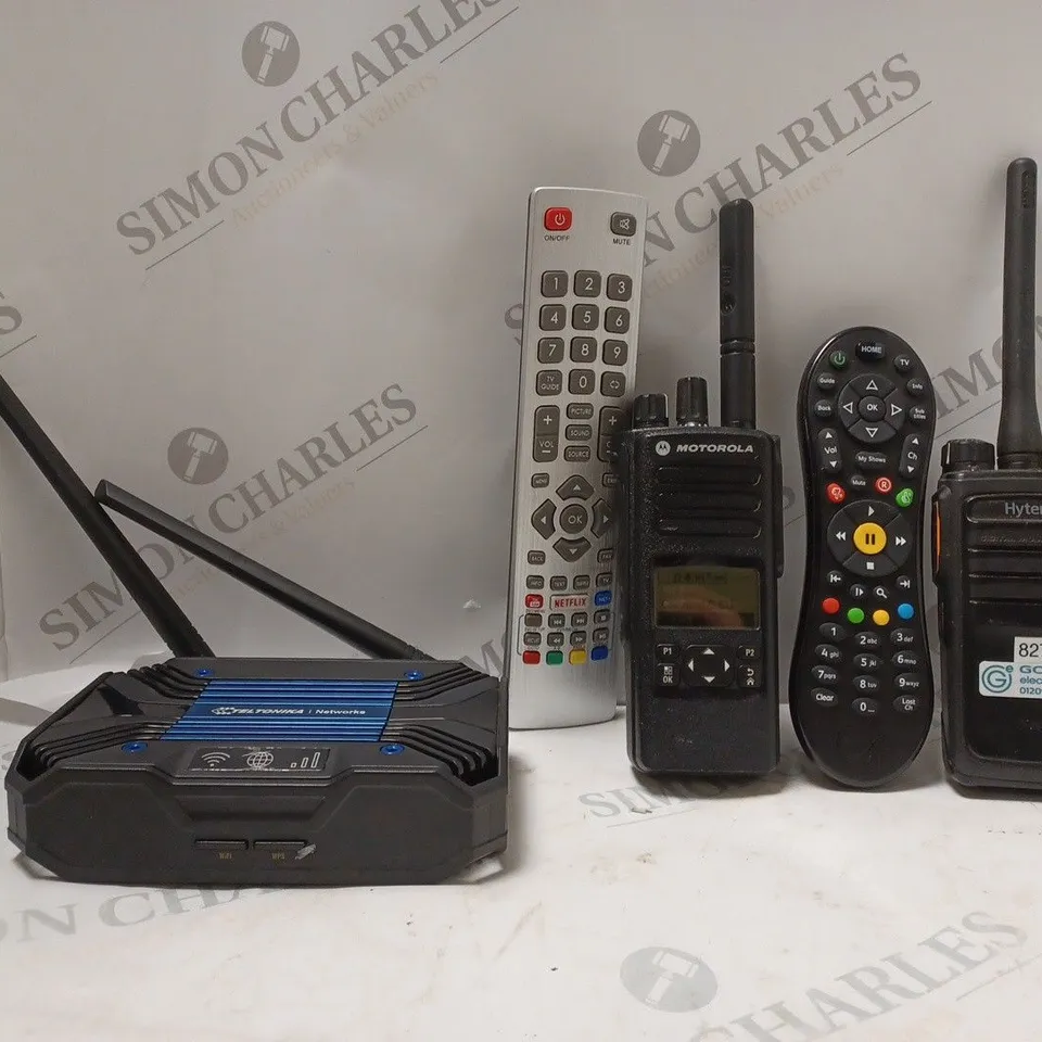 BOX OF APPROX 10 ASSORTED ITEMS TO INCLUDE - MOTOROLA WALKIE TALKIE - VIRGIN MEDIA REMOTE - TELTONIKA NETWORKS ECT