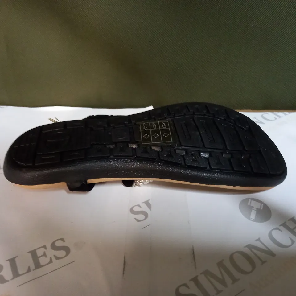 KASARA FAUX PEARL DETAIL THONG SANDAL - SIZE 5