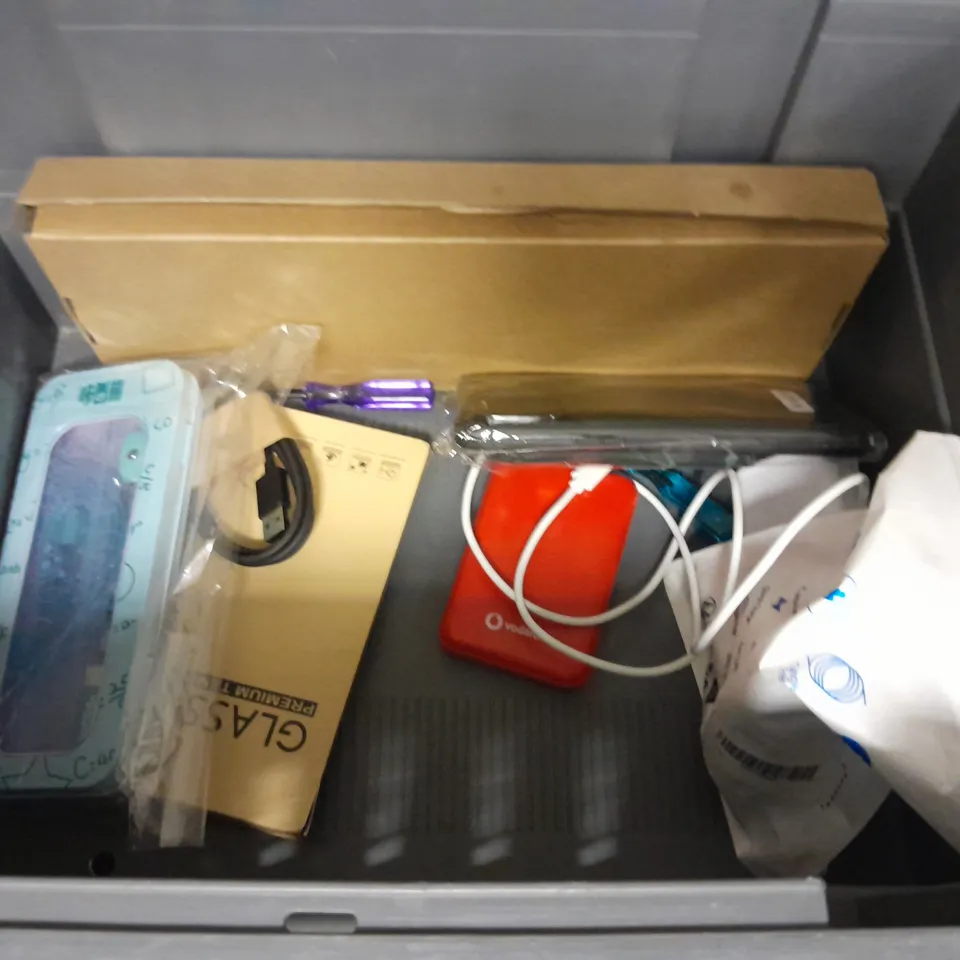 LOT OF APPROXIMATELY 16 ASSORTED MOBILE PHONE ACCESSORIES TO INCLUDE WIRELESS CHARGING STAND, POWER BANKS AND CASES