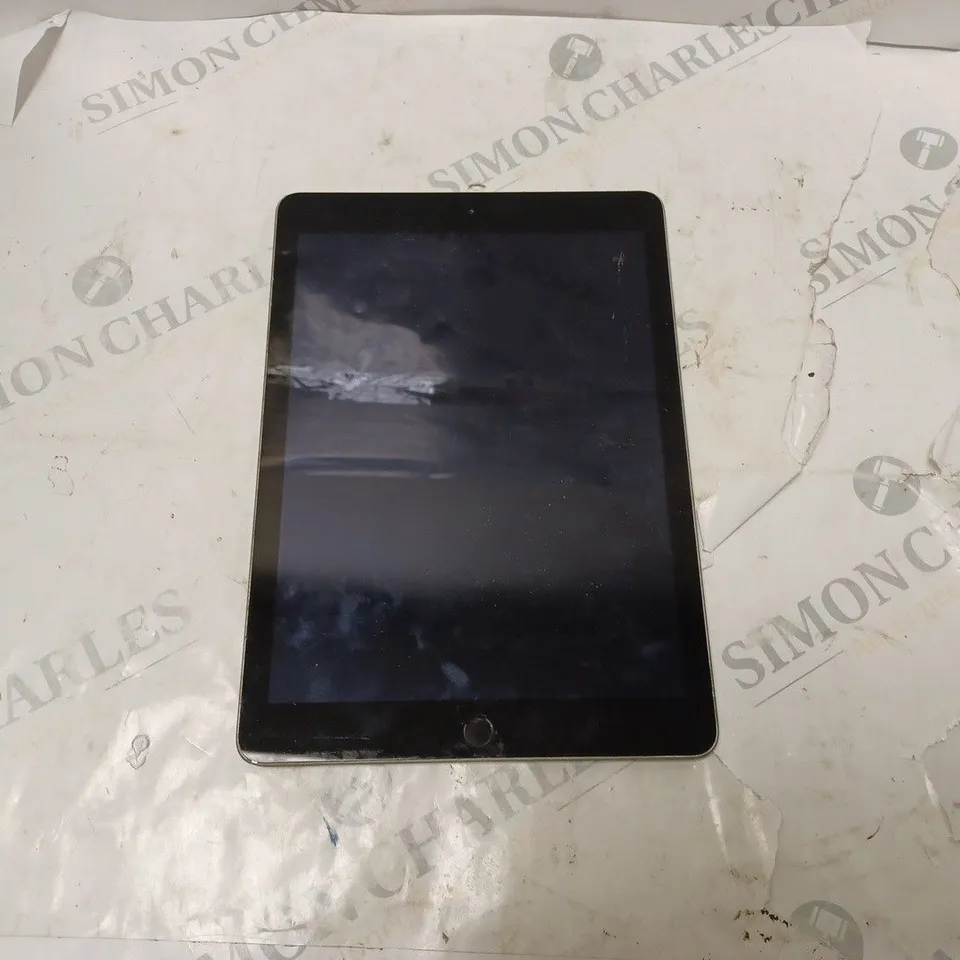 APPLE IPAD IN GREY MODEL A1822