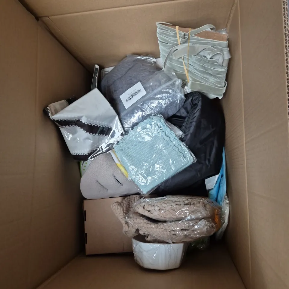 BOX OF APPROXIMATELY 15 ASSORTED HOUSEHOLD ITEMS TO INCLUDE CHRISTMAS PET BOWL, VEGGIE SLICER AND BEDDING