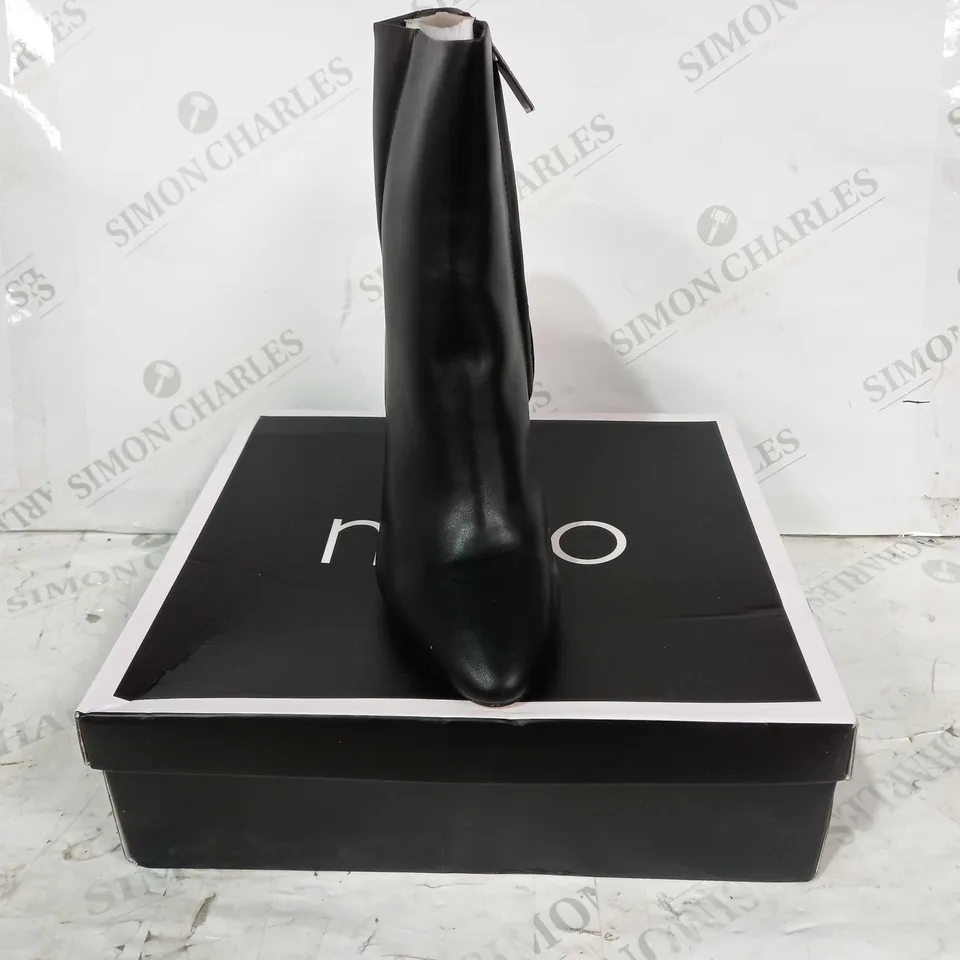 BOXED PAIR OF NOVO HOLLIE FORMAL HEELED BOOTS IN BLACK UK SIZE 6