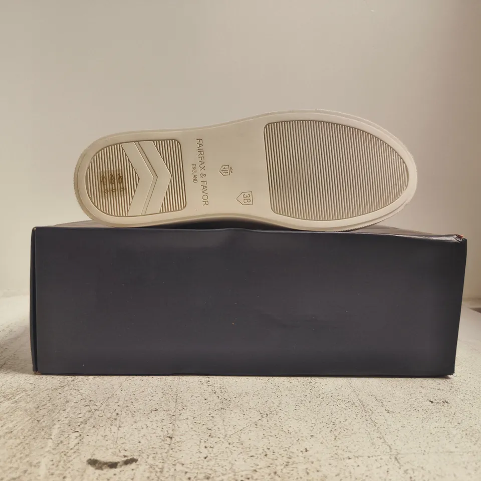 BOXED PAIR OF FAIRFAX & FAVOR WOMENS FINCHLEY TRAINERS IN WHITE LEATHER SIZE UK 5